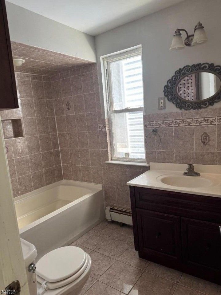 526 Jackson Ave - Photo 6 of 9