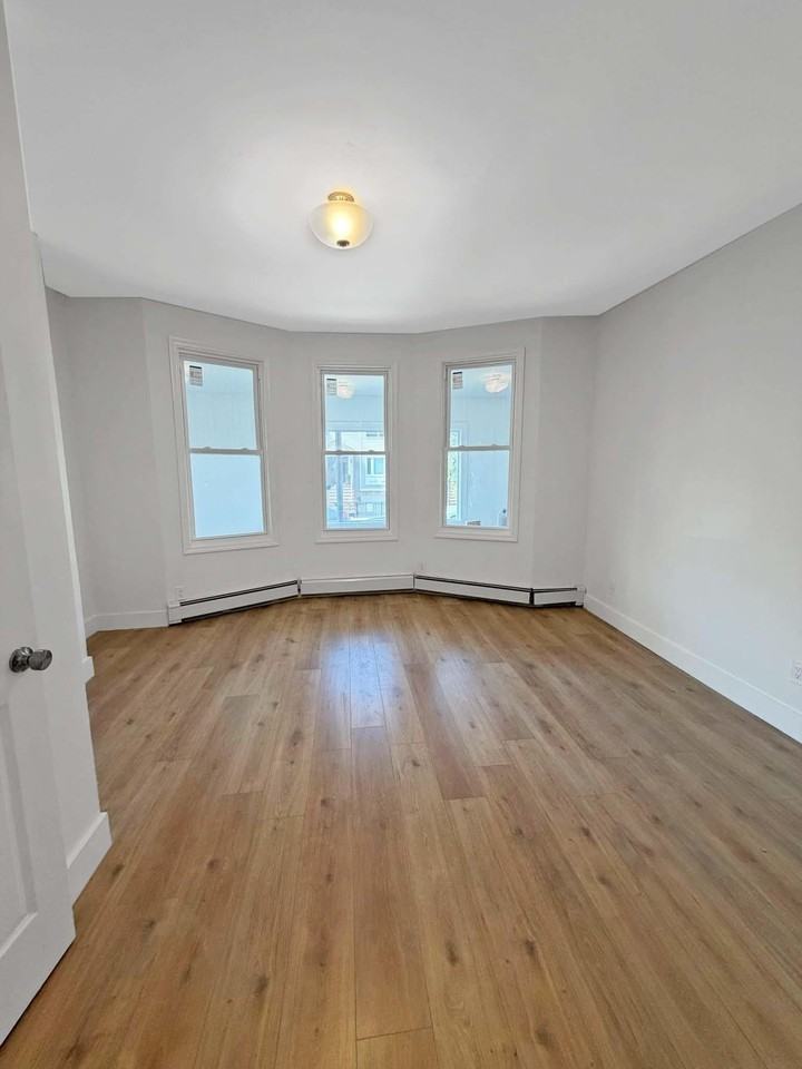 132 Bayview Ave #1 - Photo 5 of 14