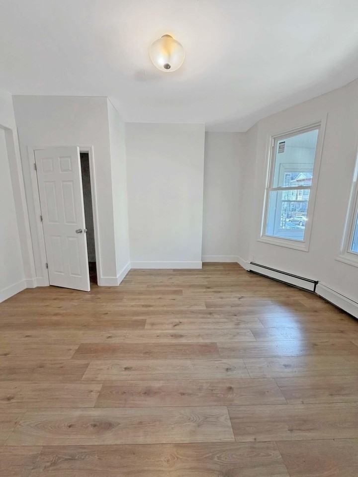 132 Bayview Ave #1 - Photo 6 of 14