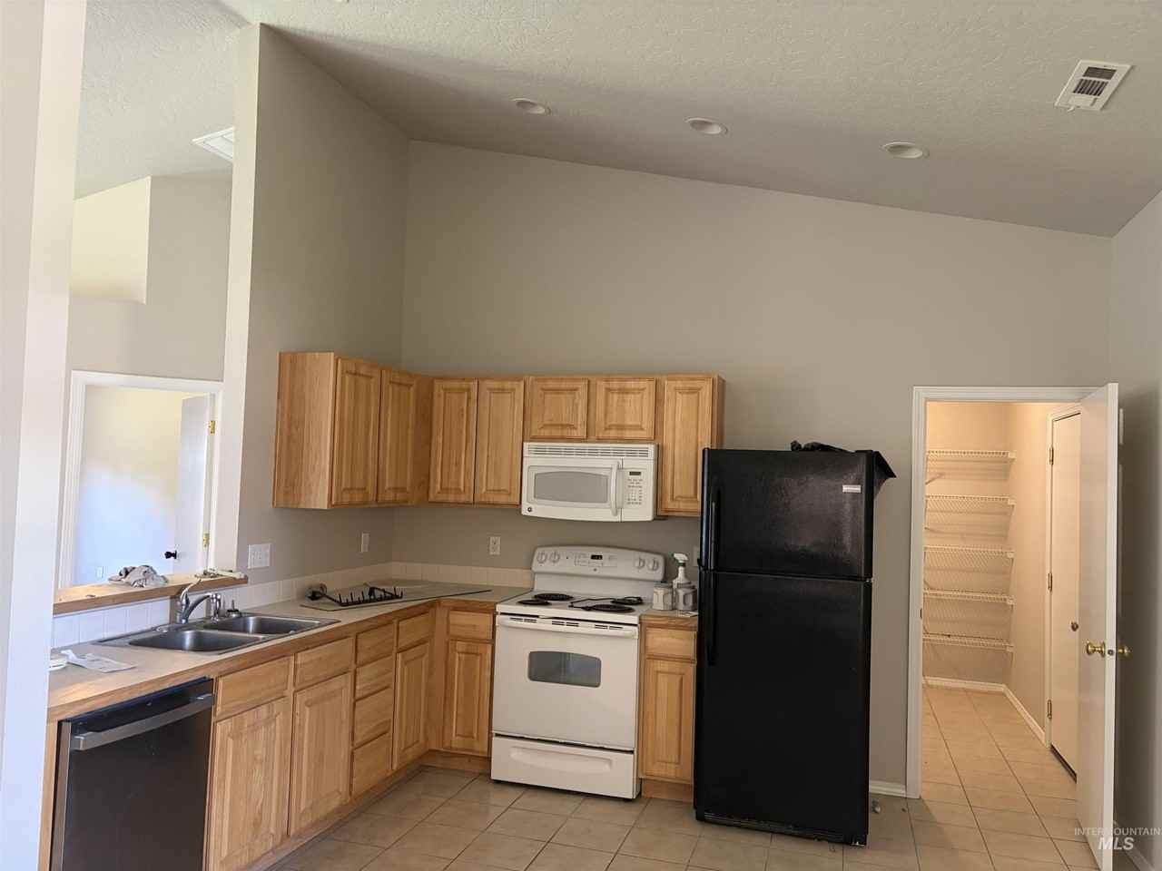 119 Midvale Ave - Photo 3 of 4