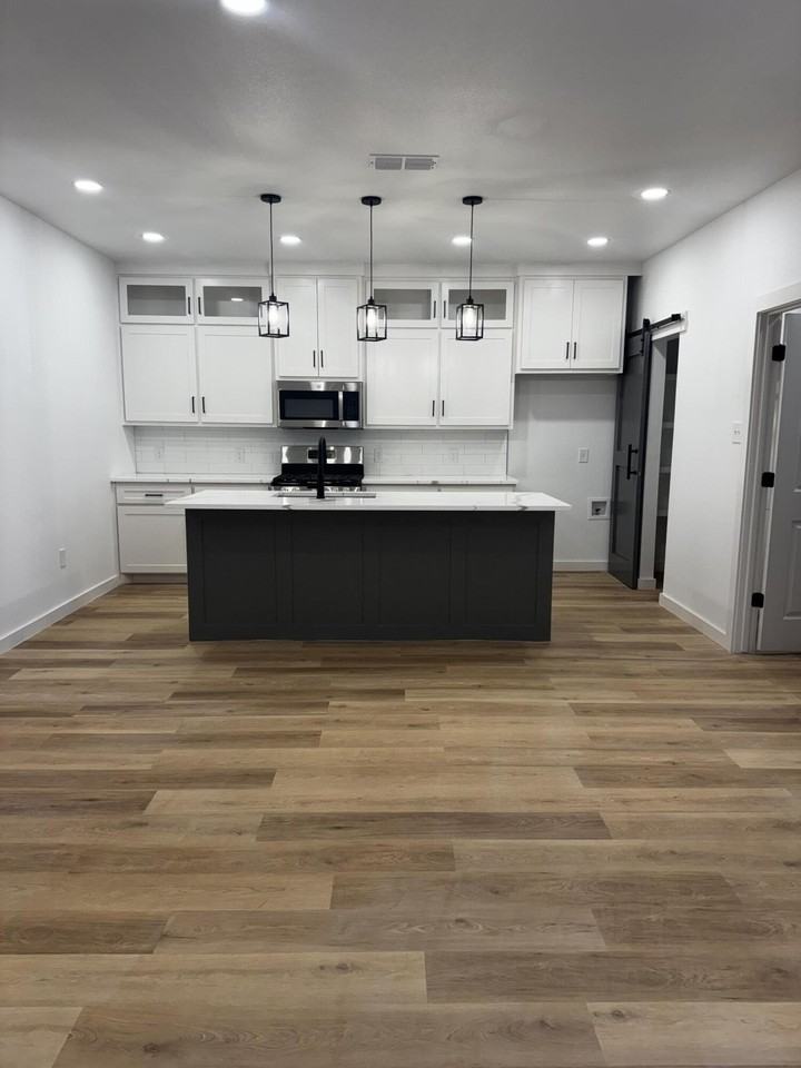 1207 Corpus Ave #B - Photo 5 of 11