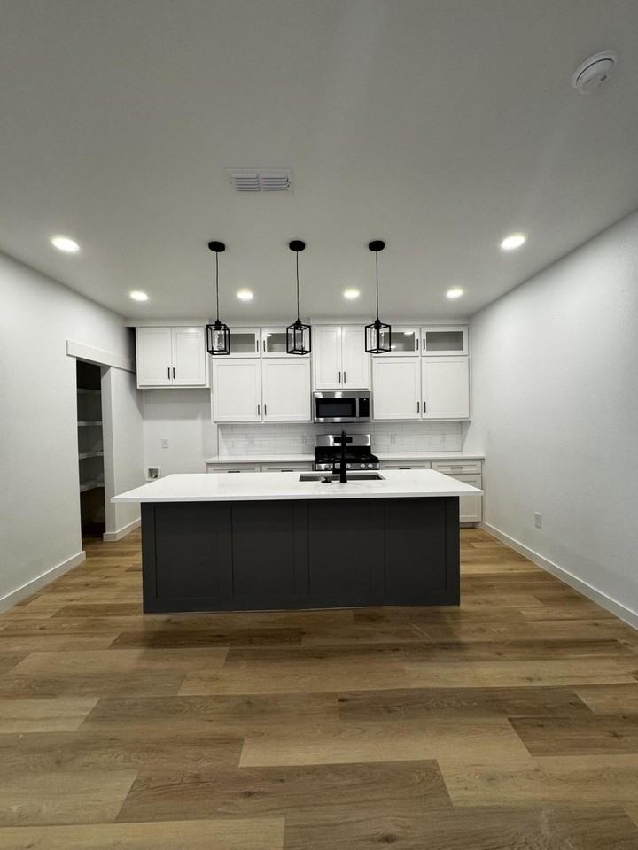1207 Corpus Ave #B - Photo 6 of 11