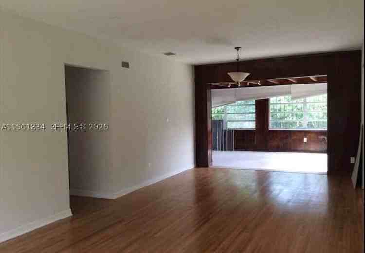 730 Ne 139th St - Photo 3 of 7