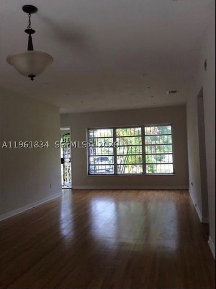 730 Ne 139th St - Photo 4 of 7