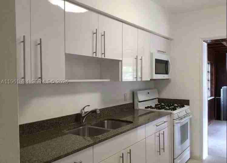 730 Ne 139th St - Photo 6 of 7