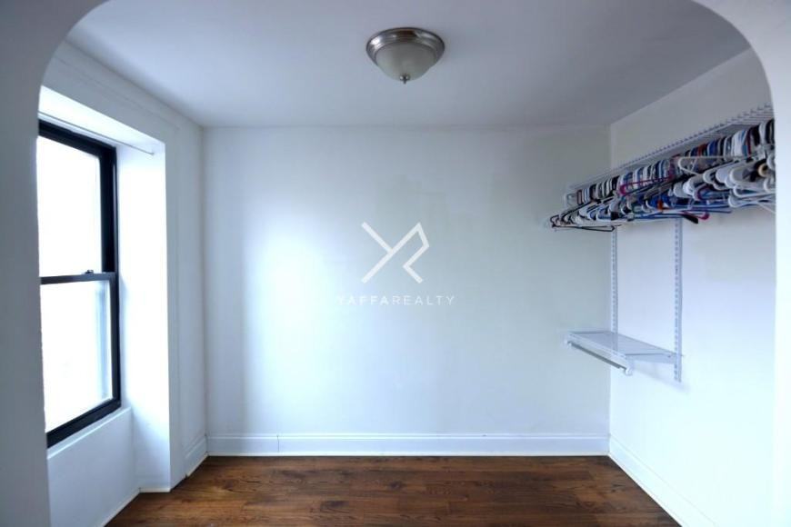 382 Halsey St - Photo 3 of 7