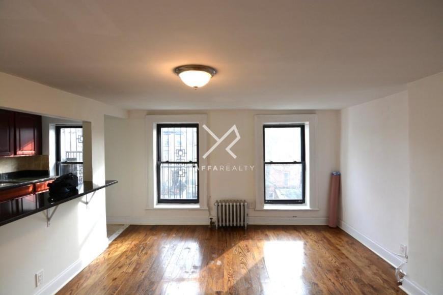 382 Halsey St - Photo 4 of 7