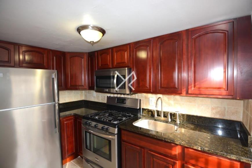 382 Halsey St - Photo 5 of 7