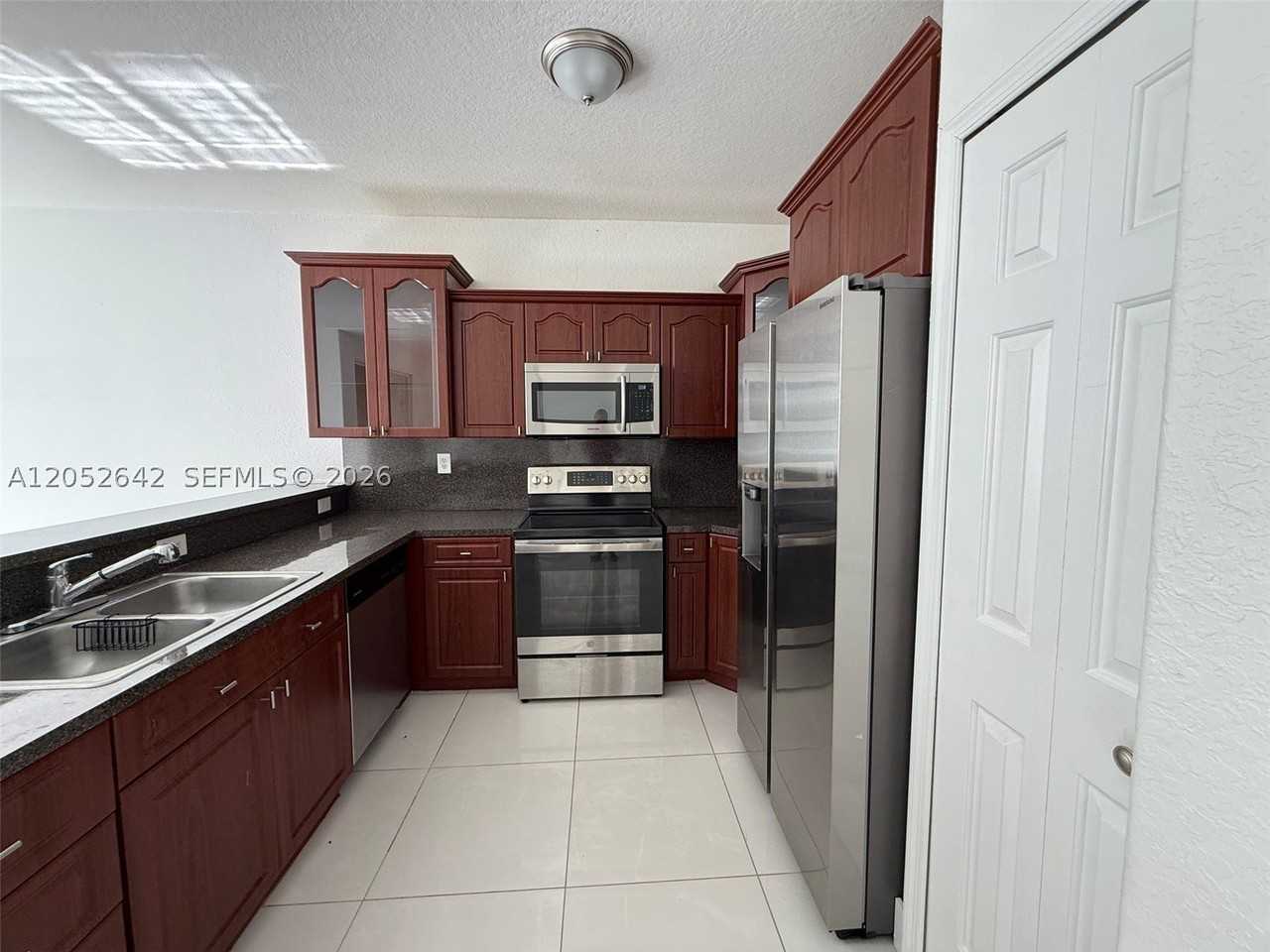 1449 Se 24th Rd - Photo 4 of 11