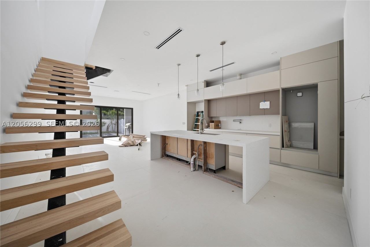 17 Se 12th Ave - Photo 6 of 19