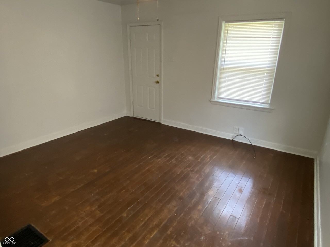 623 N Tibbs Ave - Photo 3 of 10