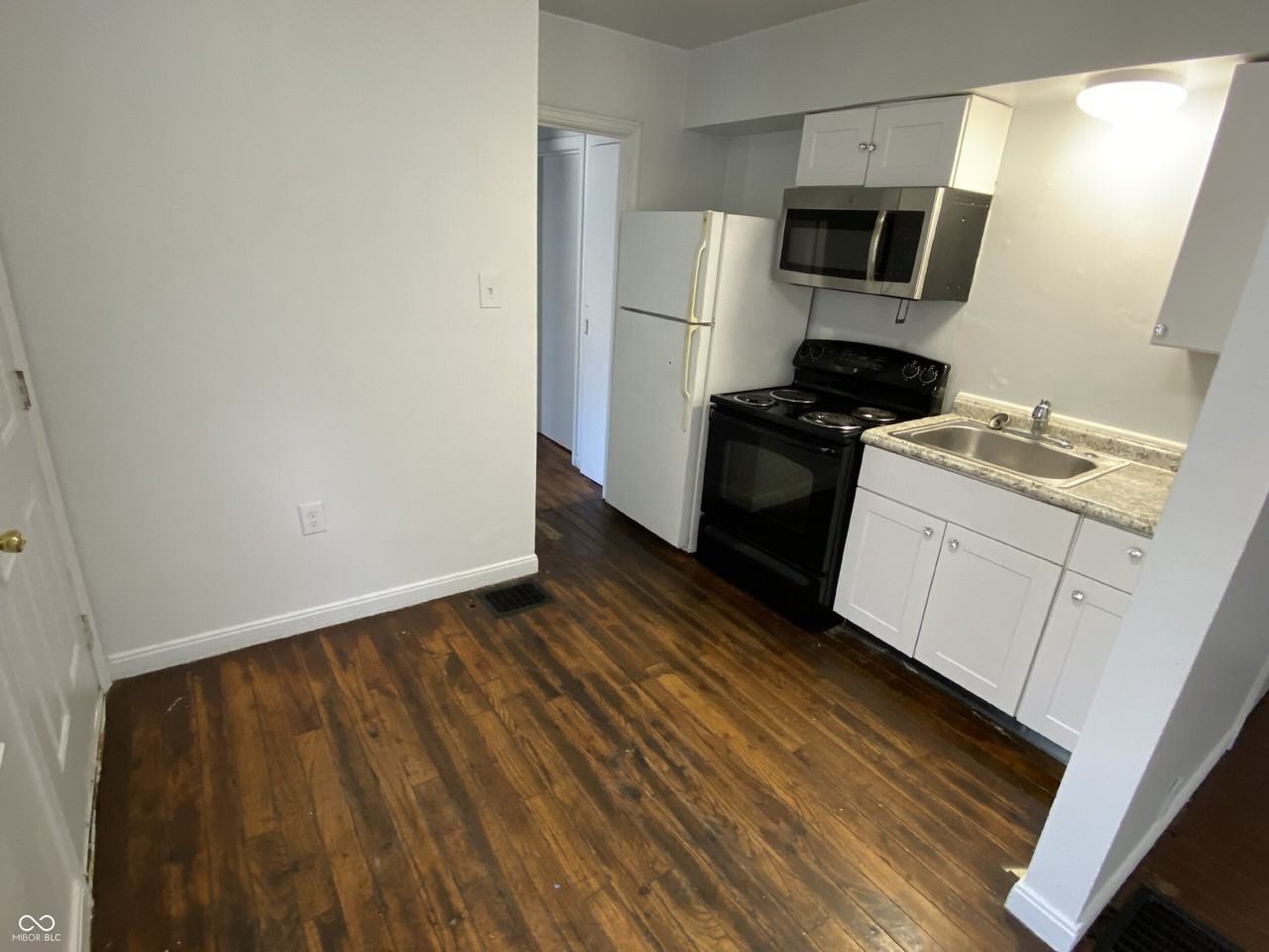 623 N Tibbs Ave - Photo 4 of 10