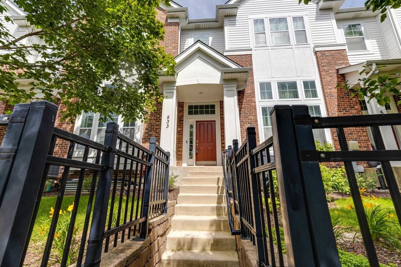 533 Plaza Pl - Photo 4 of 33