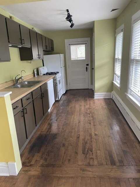 211 N Larch Ave - Photo 4 of 9