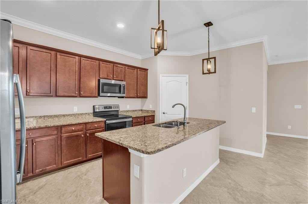 2061 Hamlin St - Photo 4 of 32
