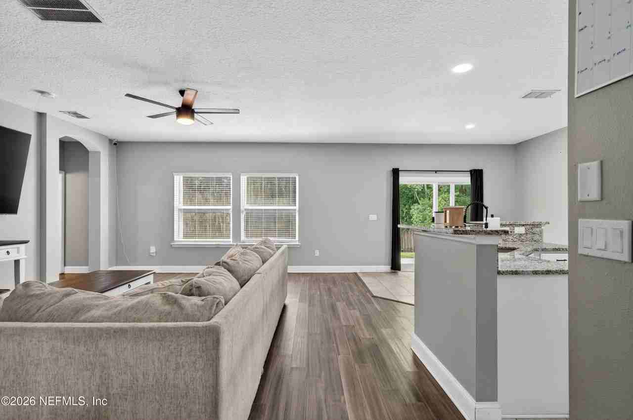 2038 Creekmont Dr - Photo 7 of 27