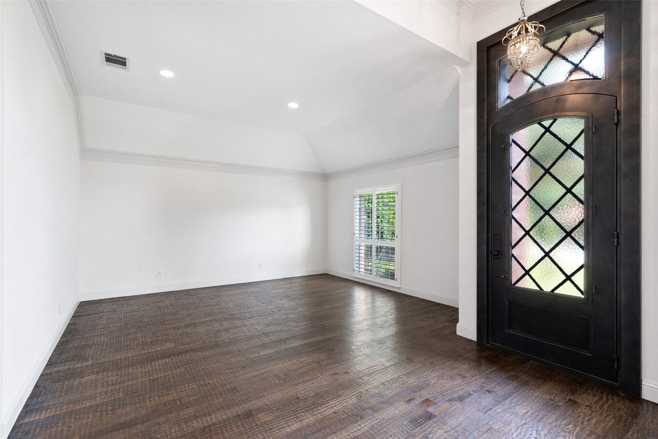 1305 Normandy Dr - Photo 2 of 16
