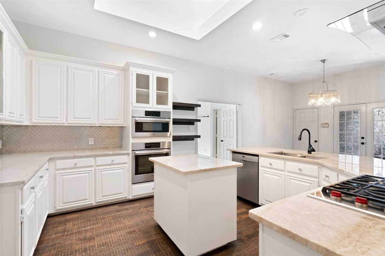1305 Normandy Dr - Photo 4 of 16