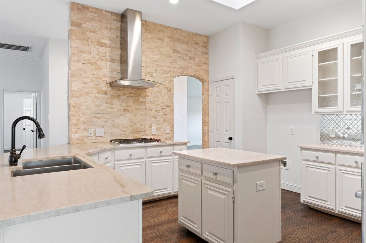 1305 Normandy Dr - Photo 5 of 16