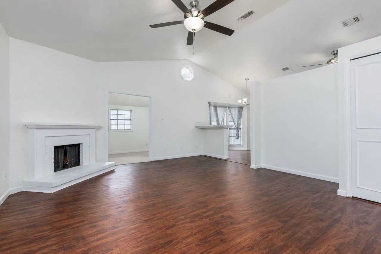 33 Crockett Ct - Photo 3 of 16