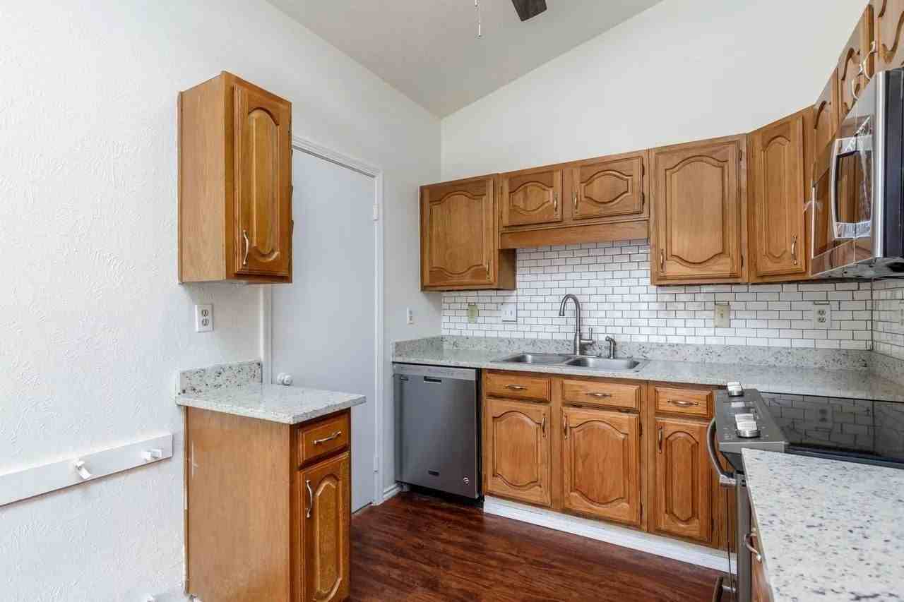 33 Crockett Ct - Photo 6 of 16