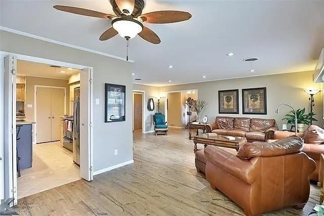 55 Surrey Sq - Photo 5 of 29