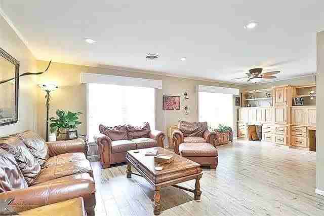 55 Surrey Sq - Photo 6 of 29