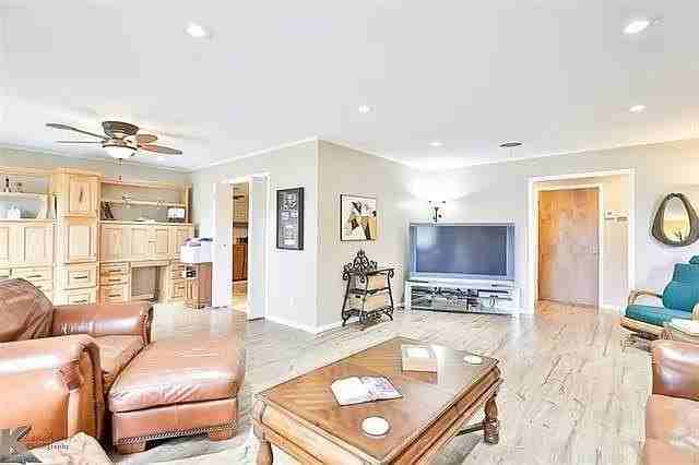 55 Surrey Sq - Photo 7 of 29