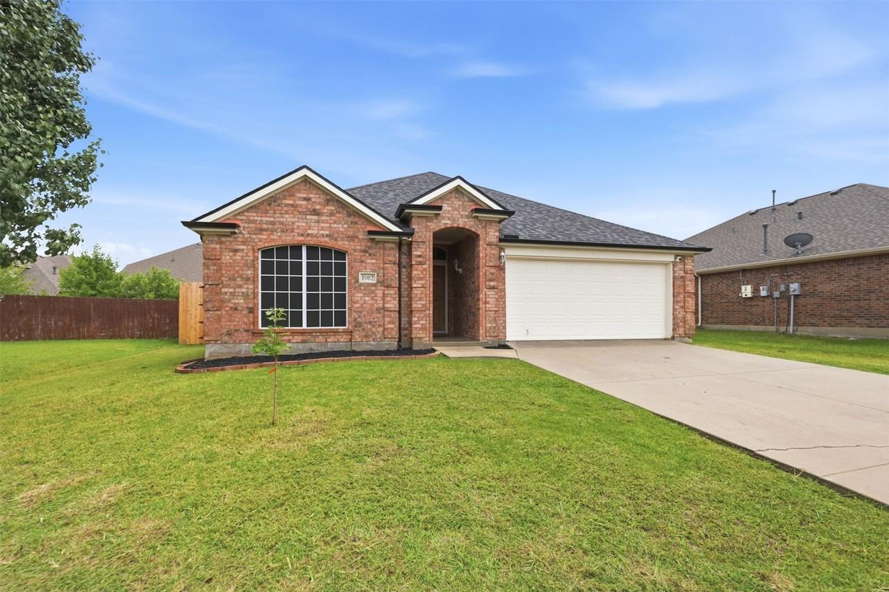 1002 Zachary Dr - Photo 2 of 30