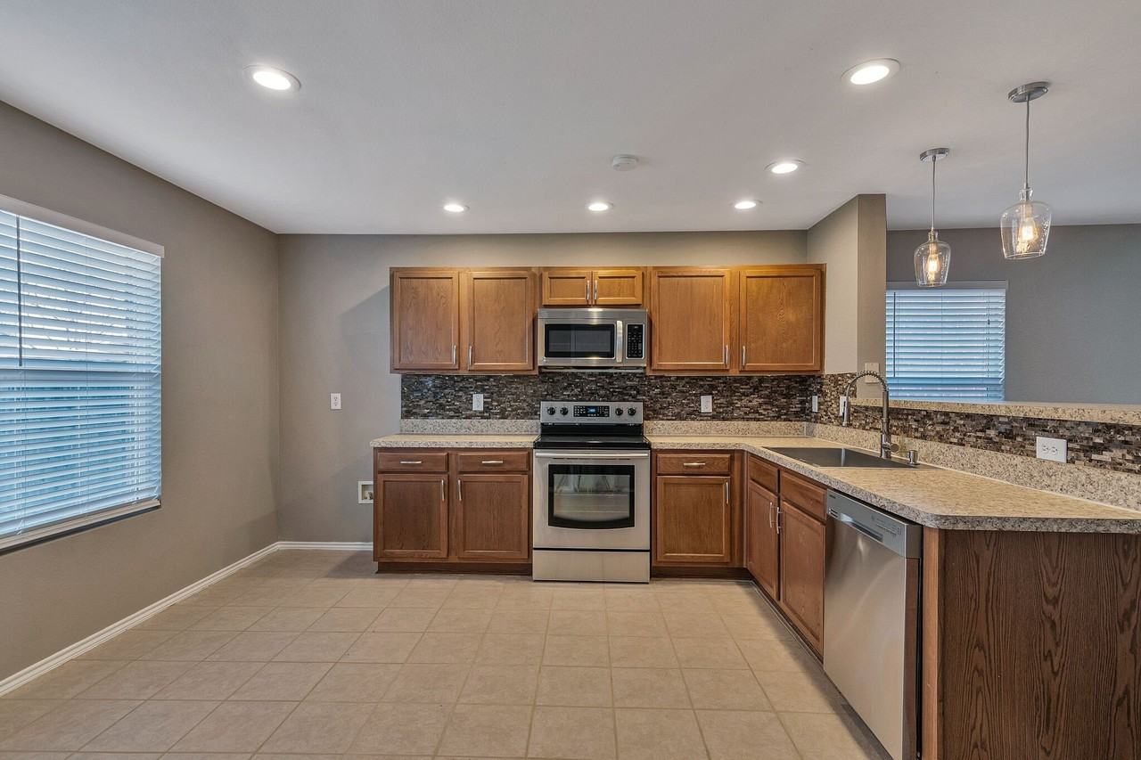 1817 Kittredge Way - Photo 5 of 18