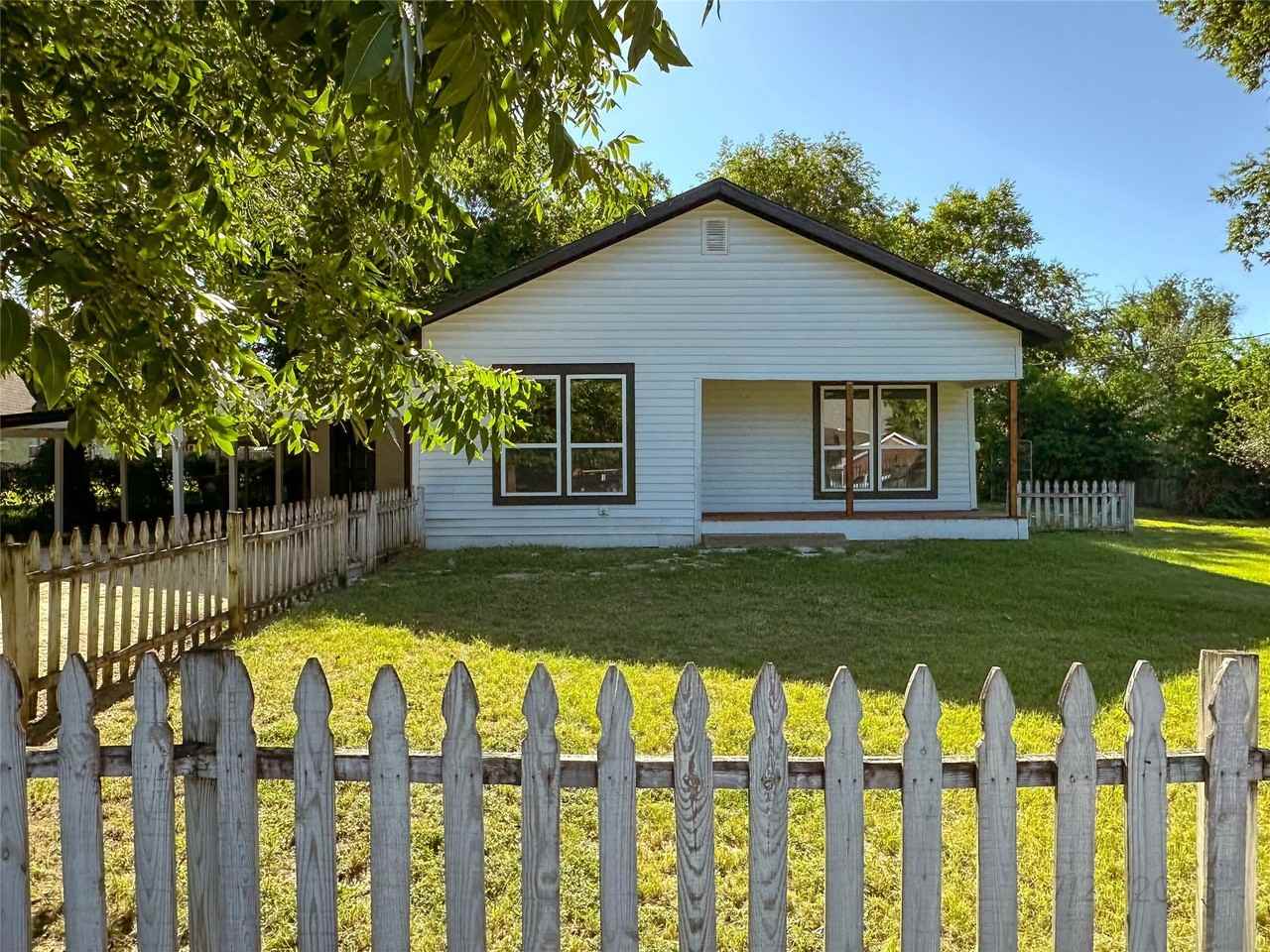 403 N Gaither St - Photo 2 of 40