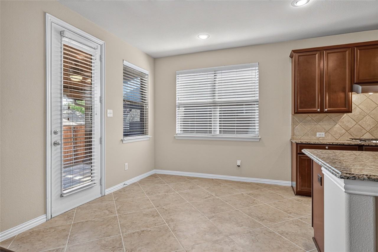 1049 Chickasaw Dr - Photo 5 of 25