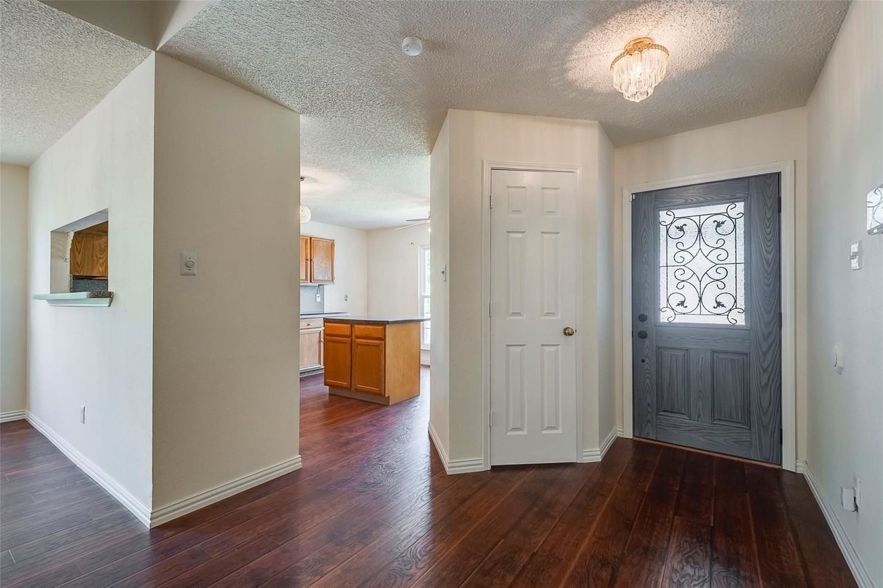 6304 Brookcrest Dr - Photo 4 of 17