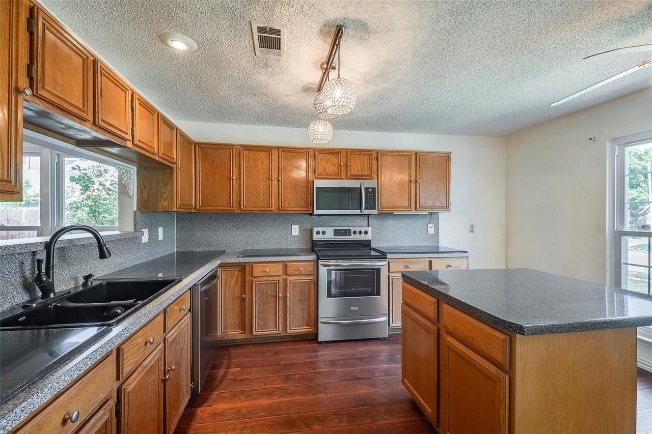 6304 Brookcrest Dr - Photo 7 of 17