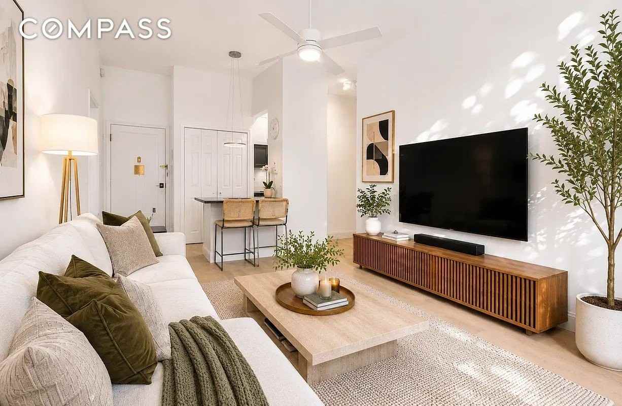 244 E 60th St #3B - Photo 2 of 5