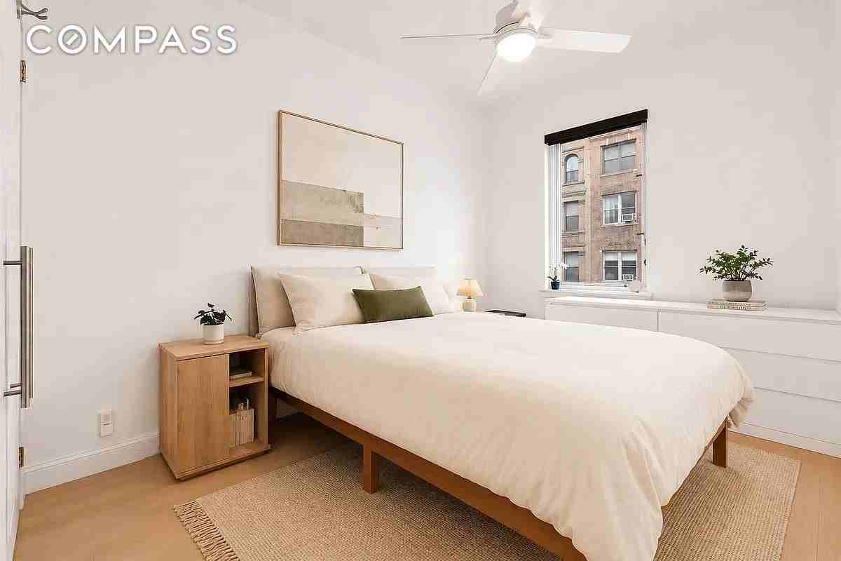 244 E 60th St #3B - Photo 3 of 5