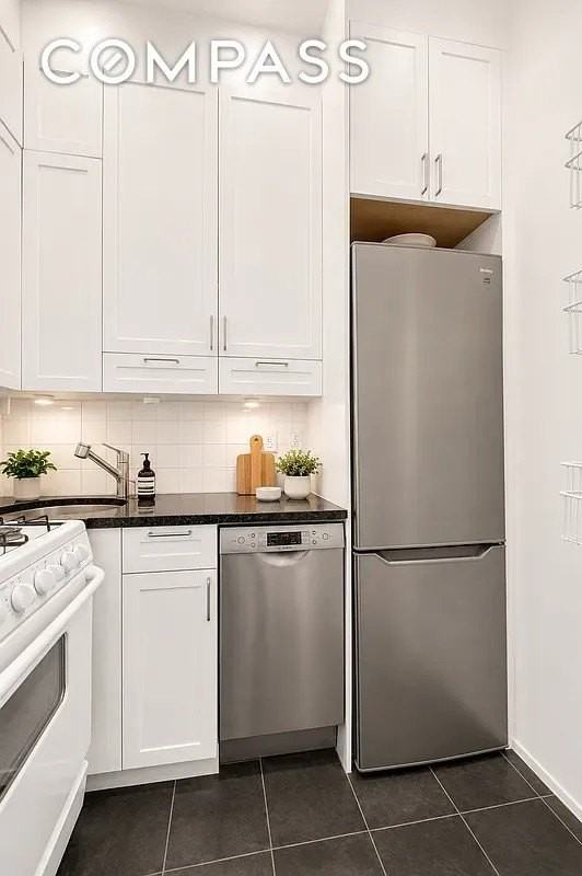 244 E 60th St #3B - Photo 4 of 5