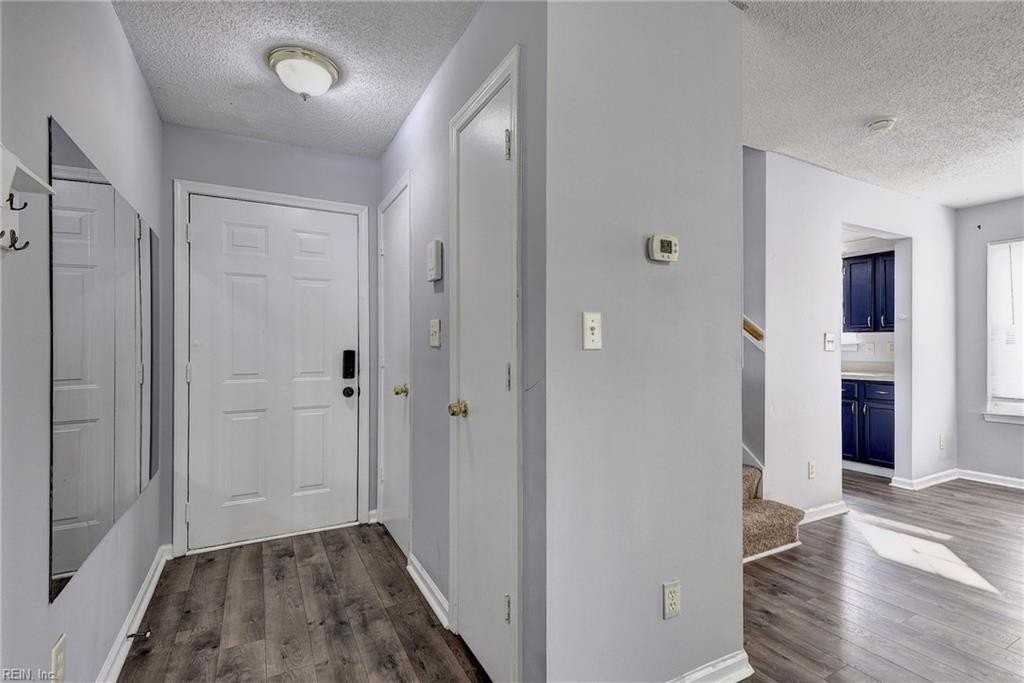 12928 Daybreak Cir - Photo 4 of 35