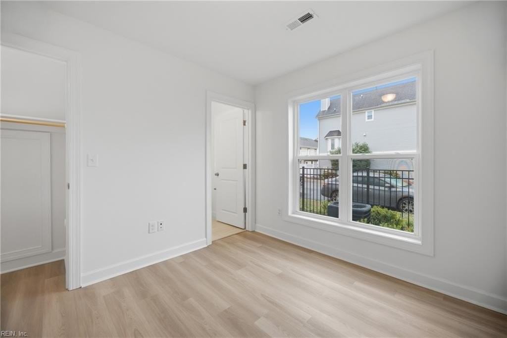 909 Baltic Ave - Photo 5 of 32