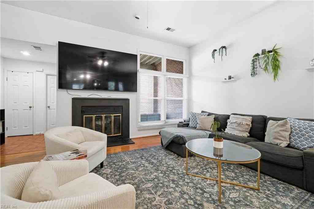351 Pender Ct - Photo 5 of 32
