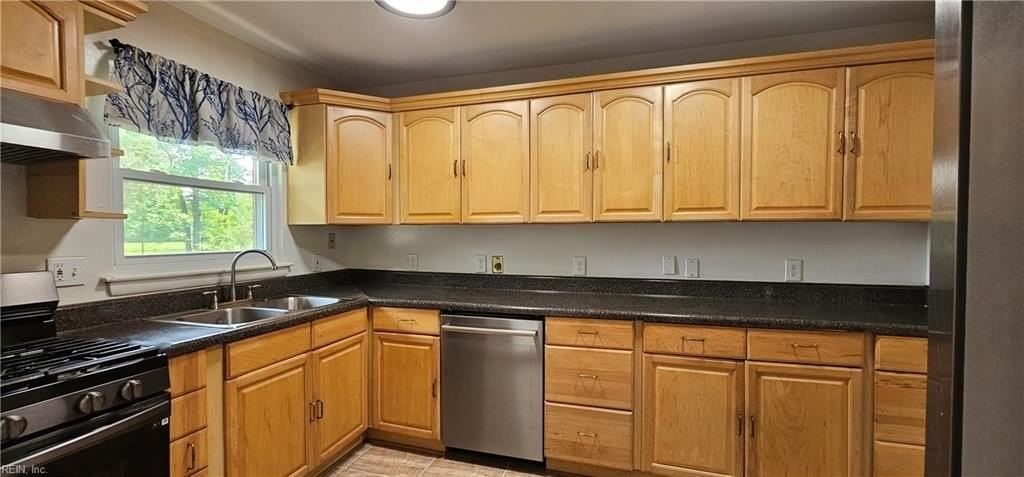 3520 Gamage Dr - Photo 3 of 20