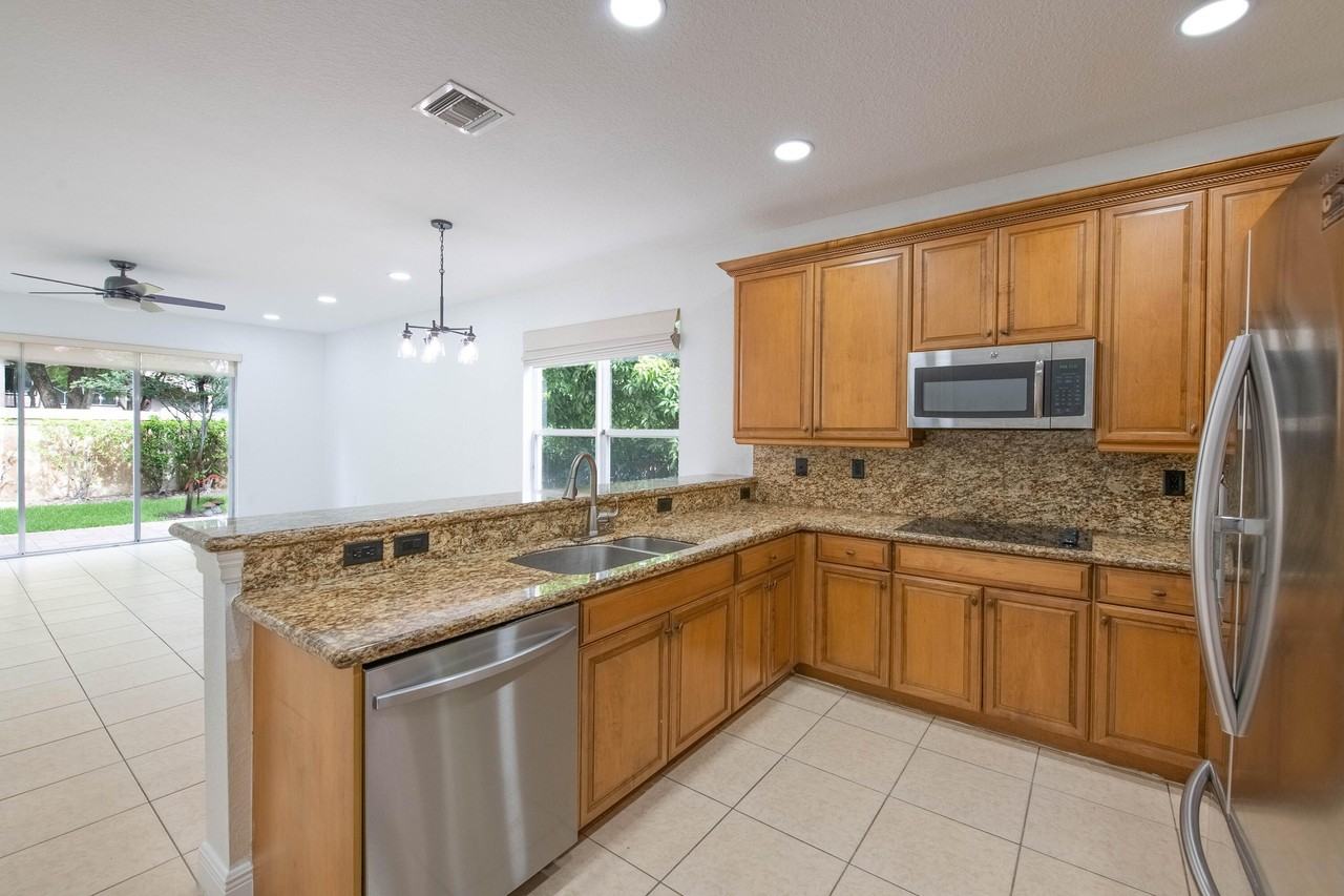 4668 Sw 183rd Ave - Photo 3 of 21