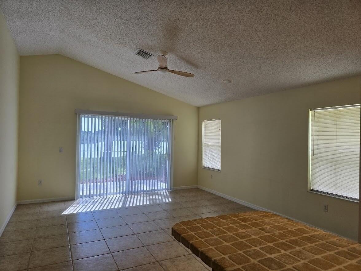 241 Sw Lake Forest Way - Photo 7 of 29