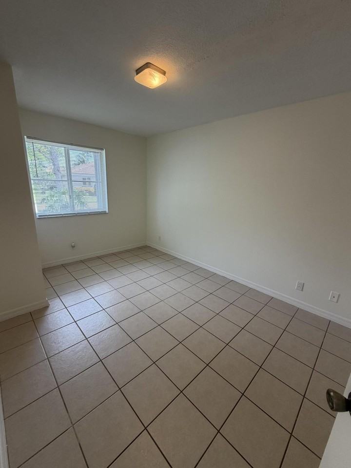 11289 Sw 18th Ct - Photo 5 of 11