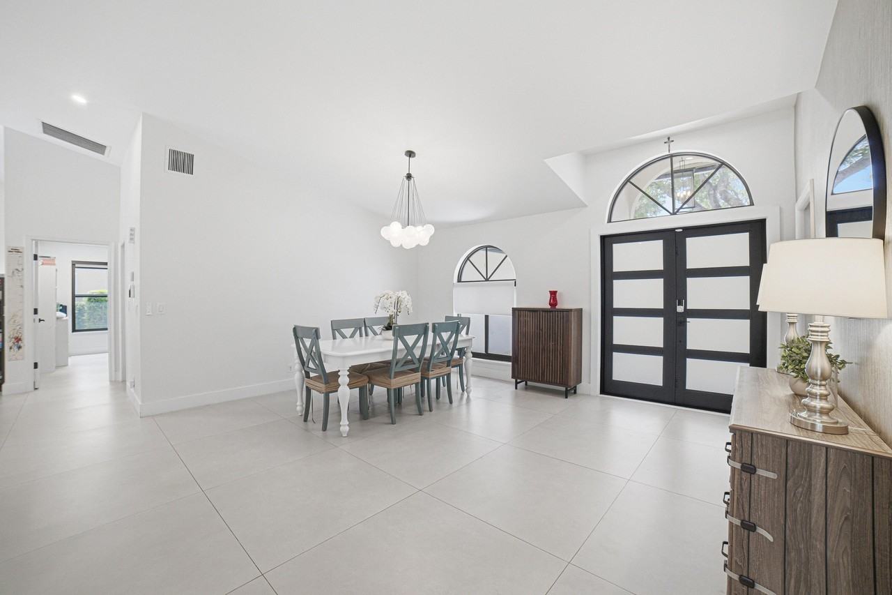 10027 Nw 56th Ct - Photo 7 of 48