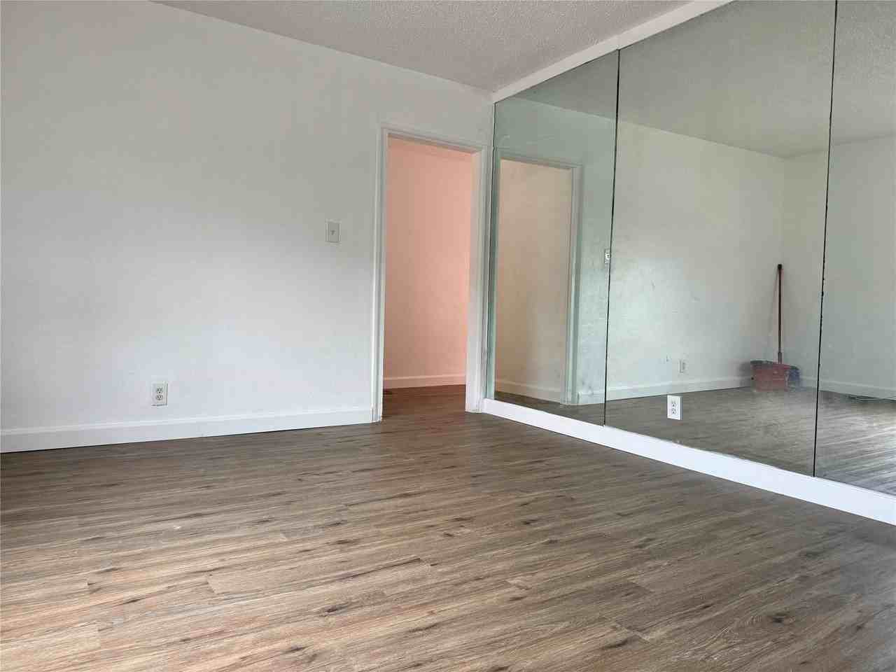 2037 Madison St #8 - Photo 6 of 8