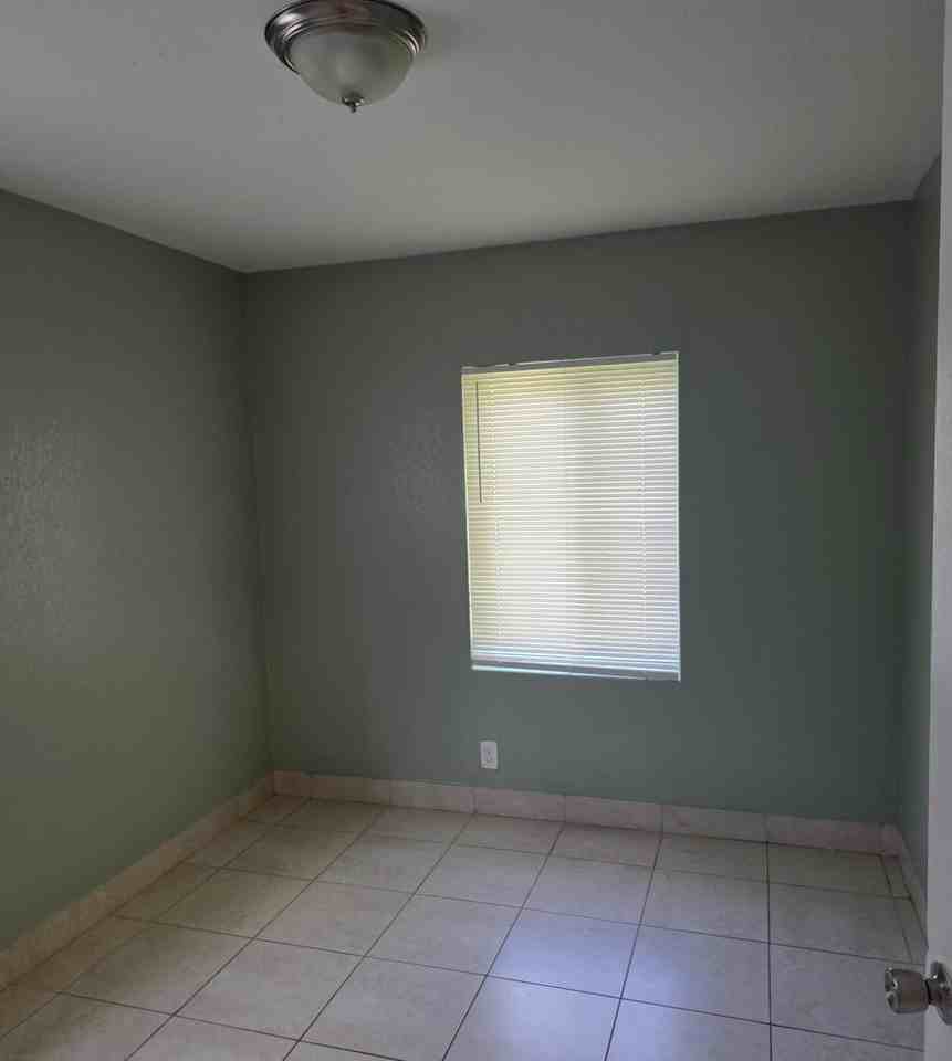 313 Sw 80th Ave - Photo 6 of 11