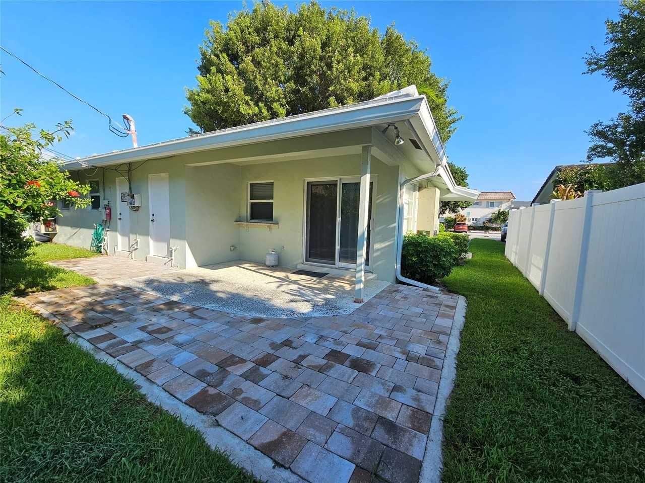 2120 Ne 41st St #D - Photo 4 of 22