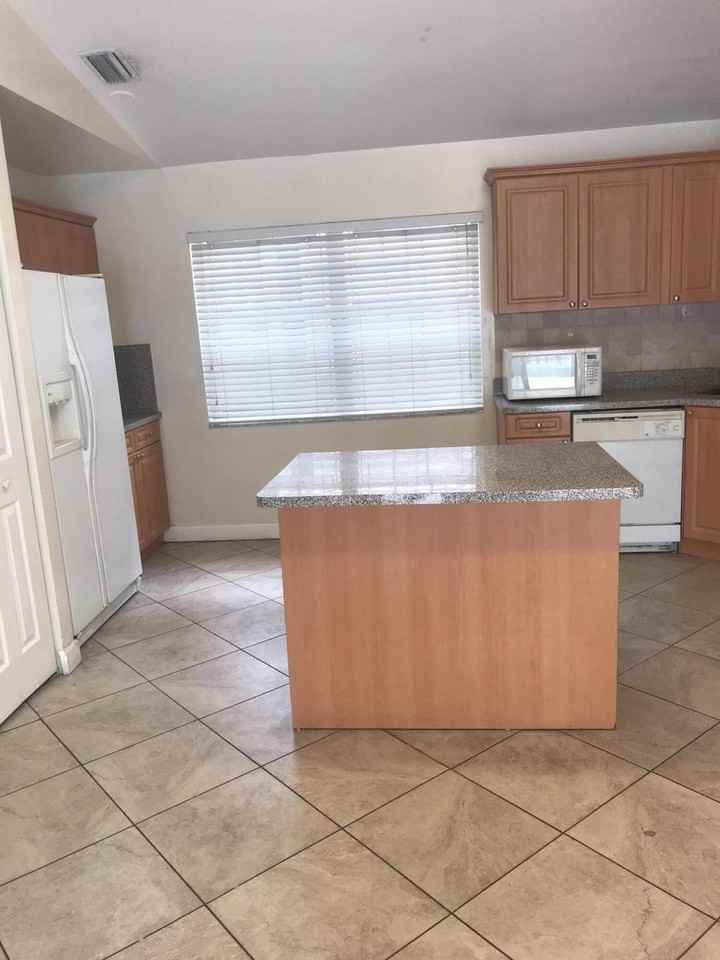 845 Nw 98th Ave - Photo 3 of 16