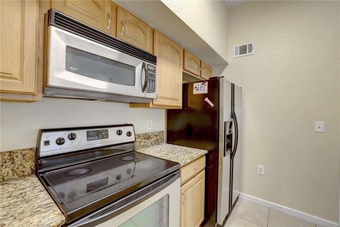 231 Sw Palm Dr #207 - Photo 7 of 23